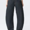 Abell Mid Rise Regular Barrel Jeans – Blue Rinse – Dunkelblau Abell Mid Rise Regular Barrel Jeans – Blue Rinse – Dunkelblau