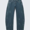Abell Mid Rise Regular Barrel Jeans – Gnarly Blue – Mittelblau Abell Mid Rise Regular Barrel Jeans – Gnarly Blue – Mittelblau