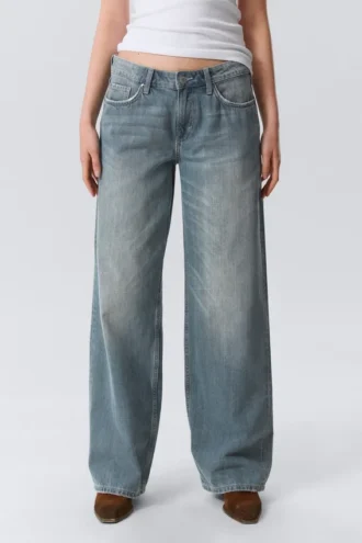 Ample Low-Rise-Jeans mit lockerer Passform und weitem Bein – Gloria Blue – Mittelblau
