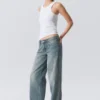 Ample Low-Rise-Jeans mit lockerer Passform und weitem Bein – Gloria Blue – Mittelblau Ample Low-Rise-Jeans mit lockerer Passform und weitem Bein – Gloria Blue – Mittelblau