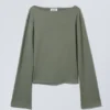 Annie Langarmshirt mit U-Boot-Ausschnitt – Staubiges Khaki-Grün Annie Langarmshirt mit U-Boot-Ausschnitt – Staubiges Khaki-Grün