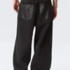 Astro Mid Rise Baggy Faux Leather Pocket Jeans – Black Rinse – Schwarz