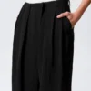 Asymmetrische Anzughose mit weitem Bein – Schwarz Asymmetrische Anzughose mit weitem Bein – Schwarz