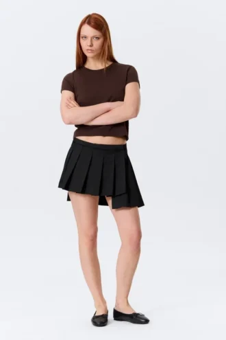 Asymmetrischer, plissierter Wickel-Minirock – Schwarz