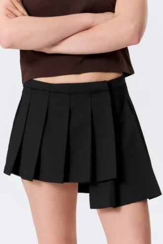 Asymmetrischer, plissierter Wickel-Minirock – Schwarz