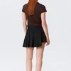 Asymmetrischer, plissierter Wickel-Minirock – Schwarz Asymmetrischer, plissierter Wickel-Minirock – Schwarz