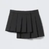 Asymmetrischer, plissierter Wickel-Minirock – Schwarz Asymmetrischer, plissierter Wickel-Minirock – Schwarz
