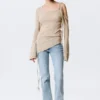 Asymmetrischer Strickpullover mit Bindeband an der Schulter – Hellbraun Asymmetrischer Strickpullover mit Bindeband an der Schulter – Hellbraun