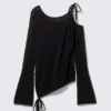 Asymmetrischer Strickpullover mit gebundenen Schultern – Schwarz Asymmetrischer Strickpullover mit gebundenen Schultern – Schwarz