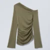 Asymmetrisches Lyocell-Oberteil mit fließendem Fall – Staubiges Khaki-Grün Asymmetrisches Lyocell-Oberteil mit fließendem Fall – Staubiges Khaki-Grün