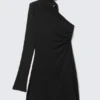 Asymmetrisches Minikleid mit einem Ärmel – Schwarz Asymmetrisches Minikleid mit einem Ärmel – Schwarz