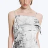 Asymmetrisches, ärmelloses Midi-Kleid mit Wasserfallausschnitt – Schwarz/Weiß-Print Asymmetrisches, ärmelloses Midi-Kleid mit Wasserfallausschnitt – Schwarz/Weiß-Print