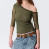 Asymmetrisches, schulterfreies Oberteil mit Dreiviertelärmeln – Khaki-Grün Asymmetrisches, schulterfreies Oberteil mit Dreiviertelärmeln – Khaki-Grün