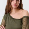 Asymmetrisches, schulterfreies Oberteil mit Dreiviertelärmeln – Khaki-Grün Asymmetrisches, schulterfreies Oberteil mit Dreiviertelärmeln – Khaki-Grün
