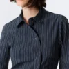 Asymmetrisches, tailliertes Popeline-Hemd – gestreift, dunkelblau Asymmetrisches, tailliertes Popeline-Hemd – gestreift, dunkelblau