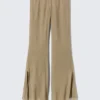 Ausgestellte Crinkle-Hose mit niedriger Leibhöhe – Beige
