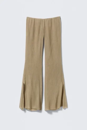 Ausgestellte Crinkle-Hose mit niedriger Leibhöhe – Beige