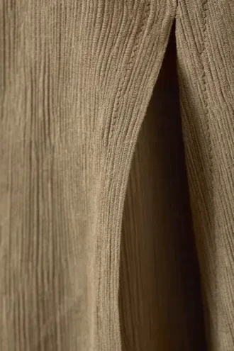 Ausgestellte Crinkle-Hose mit niedriger Leibhöhe – Beige