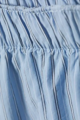 Baumwoll-Shorts mit niedriger Leibhöhe – gestreift, hellblau