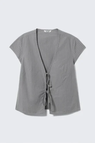 Baumwollbluse mit V-Ausschnitt und Bindeband vorne – grau gestreift
