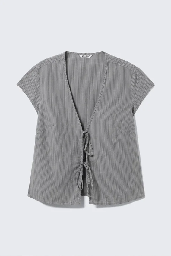Baumwollbluse mit V-Ausschnitt und Bindeband vorne – grau gestreift Baumwollbluse mit V-Ausschnitt und Bindeband vorne – grau gestreift
