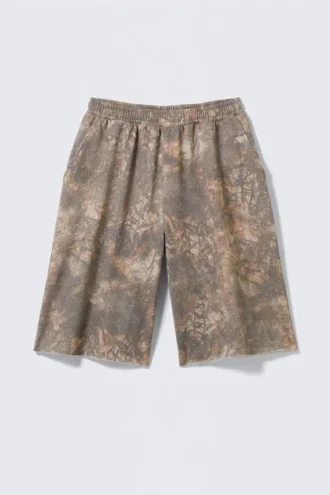 Bedruckte, übergroße, knielange Frottee-Shorts – Khaki – Rustic Terrain