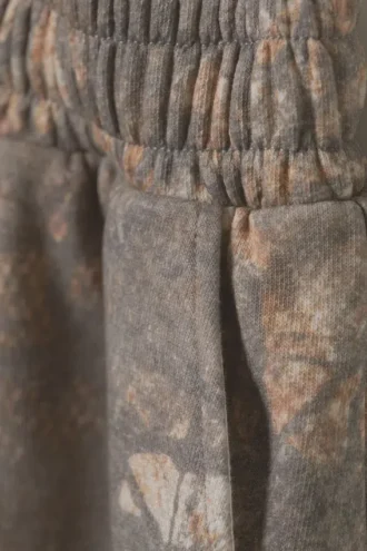 Bedruckte, übergroße, knielange Frottee-Shorts – Khaki – Rustic Terrain