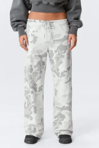 Bedruckte Pull-On-Hose mit weitem Bein – Weiß – Camouflage