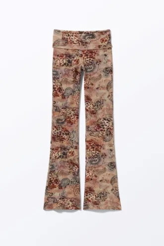 Bedruckte Pyjama-Hose mit niedriger Taille und ausgestelltem Bein – Rosa – Leoparden-Paisley-Muster
