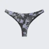 Bedrucktes Bikini-Höschen im brasilianischen Schnitt – Black Newspaper/Blue Flame Bedrucktes Bikini-Höschen im brasilianischen Schnitt – Black Newspaper/Blue Flame