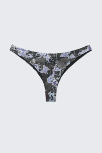 Bedrucktes Bikini-Höschen im brasilianischen Schnitt – Black Newspaper/Blue Flame