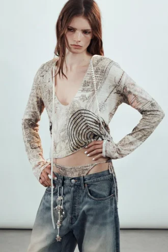 Bedrucktes Kapuzenshirt mit Nieten – Dusty Mole