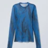 Bedrucktes Langarmshirt aus Mesh – Hellblau – Schwarze Striche Bedrucktes Langarmshirt aus Mesh – Hellblau – Schwarze Striche