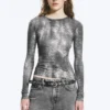 Bedrucktes, schmal geschnittenes Langarmshirt – Schwarz – Krokodil-Print Bedrucktes, schmal geschnittenes Langarmshirt – Schwarz – Krokodil-Print