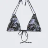 Bedrucktes Triangel-Halter-Bikini-Oberteil – Schwarz/Blau – Zeitungsmuster/Flammen Bedrucktes Triangel-Halter-Bikini-Oberteil – Schwarz/Blau – Zeitungsmuster/Flammen