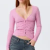 Belle B Strickjacke mit gerafftem V-Ausschnitt – Rosa Belle B Strickjacke mit gerafftem V-Ausschnitt – Rosa