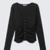 Belle B Strickjacke mit gerafftem V-Ausschnitt – Schwarz Belle B Strickjacke mit gerafftem V-Ausschnitt – Schwarz