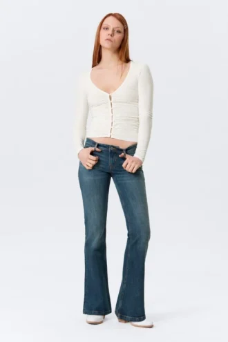 Belle B Strickjacke mit Rüschen und V-Ausschnitt – Weiß
