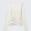Belle B Strickjacke mit Rüschen und V-Ausschnitt – Weiß Belle B Strickjacke mit Rüschen und V-Ausschnitt – Weiß