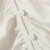 Belle B Strickjacke mit Rüschen und V-Ausschnitt – Weiß Belle B Strickjacke mit Rüschen und V-Ausschnitt – Weiß