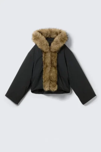 Übergroße Daunenjacke mit Kunstfell – Schwarz