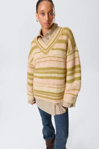 Übergroßer Strickpullover mit V-Ausschnitt – gestreift, gelb Übergroßer Strickpullover mit V-Ausschnitt – gestreift, gelb