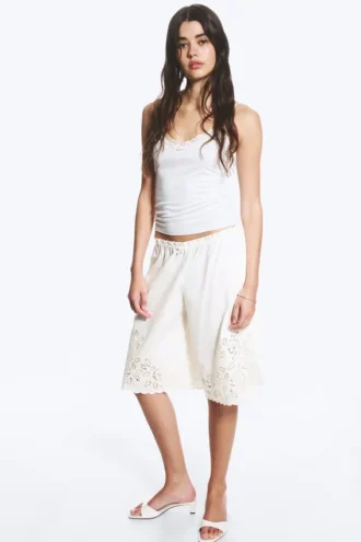 Bestickte knielange Baumwoll-Shorts – Weiß