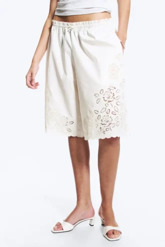 Bestickte knielange Baumwoll-Shorts – Weiß