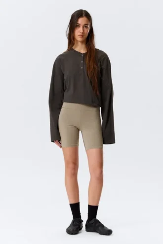 Biker-Shorts mit mittlerer Leibhöhe – Greige