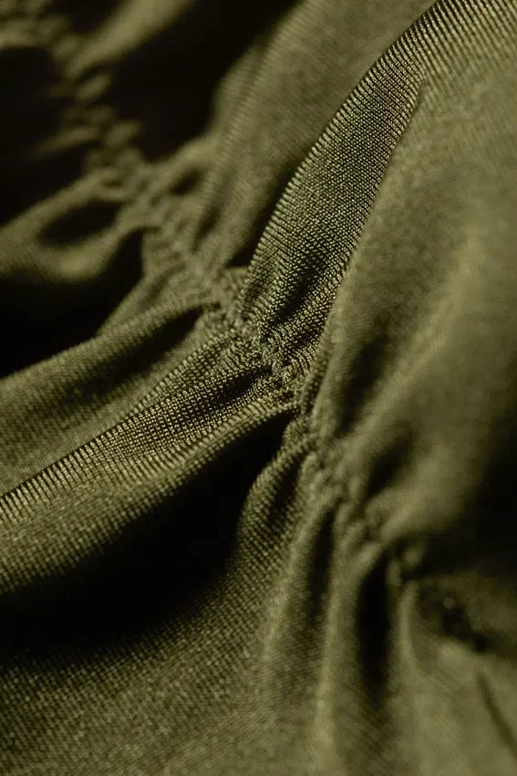 Bikini-Hose mit mittlerer Leibhöhe und Rüschen – dunkelgrün Bikini-Hose mit mittlerer Leibhöhe und Rüschen – dunkelgrün