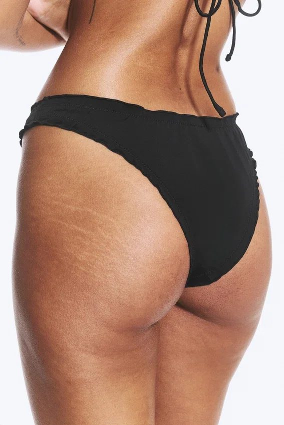 Bikini-Hose mit Rüschen – Schwarz Bikini-Hose mit Rüschen – Schwarz