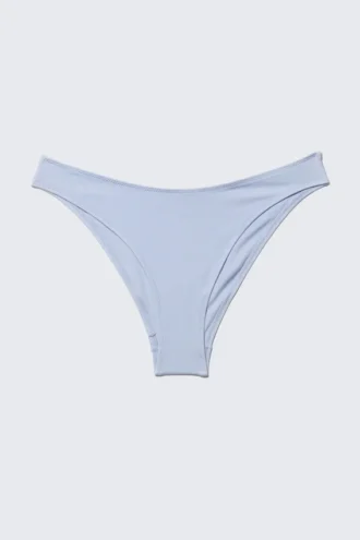 Bikini-Hose mit tiefem Ausschnitt und hohem Beinausschnitt – glänzend hellblau