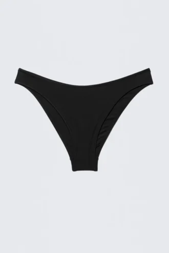 Bikini-Hose mit tiefem Ausschnitt und hohem Beinausschnitt – Schwarz