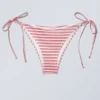 Bikini-Höschen mit Bändern zum Binden – Rot mit mehreren Streifen Bikini-Höschen mit Bändern zum Binden – Rot mit mehreren Streifen